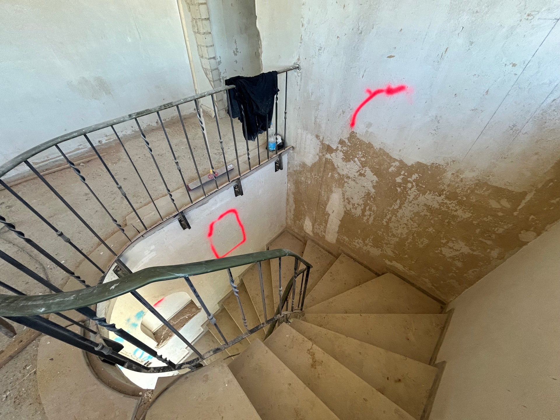 Treppenhaus im Renovierungszustand mit markierten Wandbereichen